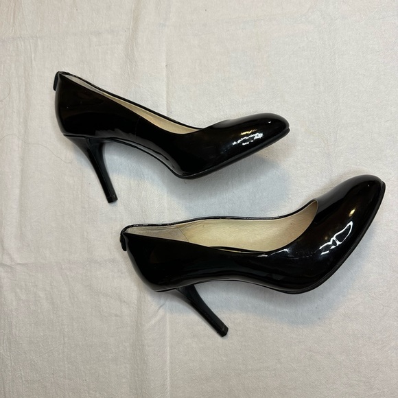 ❌SOLD❌ Michael Kors Black Heel - Picture 2 of 5